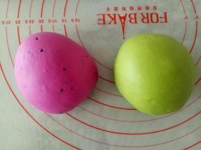 将红色和绿色的面团分别揉匀，揉透，揉光滑，火龙果的籽可以不去掉，当做西瓜籽更加逼真（去了籽的可以在揉面的时候揉入适量黑芝麻当西瓜籽）