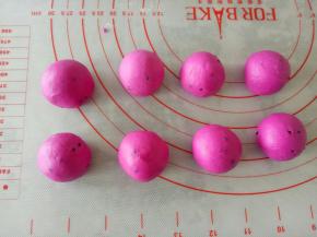 红色面团平均分成8份，盖保鲜膜放冰箱备用