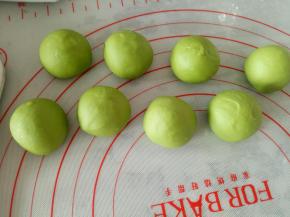 根据红色面团的重量将绿色面团也分出8份来，盖保鲜膜防止干皮