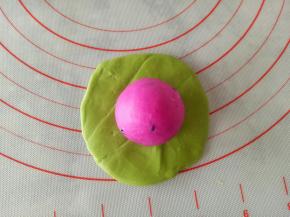 将红色面团包裹在绿色面团里面