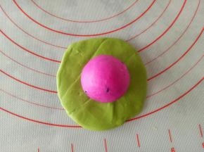 将红色面团包裹在绿色面团里面