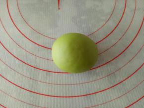 整形成西瓜的形状，可以整多个不同的圆这样更逼真一点