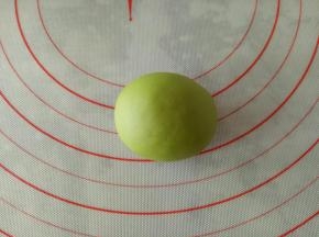 整形成西瓜的形状，可以整多个不同的圆这样更逼真一点