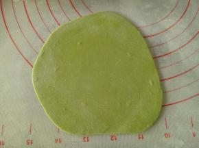 再来做叶子，取适量绿色面团擀成厚度为2mm的薄片