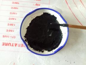 适量竹炭粉倒入一点清水混合均匀