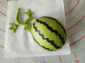 用细毛笔画出西瓜的纹理