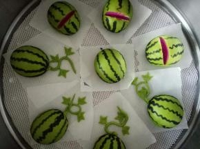 全部画好后，室温发酵至轻按慢慢回弹就可以了（大概20-30分钟就好了），开水上锅蒸10-15分钟后关火闷5分钟左右