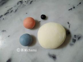 把主材料拌匀，揉成光滑面团。
分出120克的白面团备用。
1.5克的白面团当耳朵用，
1克的白面团揉入竹炭粉，
剩下的面团分成一大一小，大的揉入红曲粉，小的揉入蝶豆花粉。
