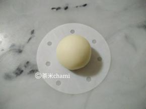 白面团，分成4个，每个30克，排气揉圆