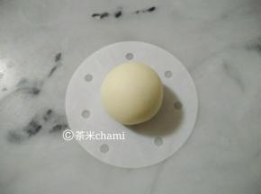 白面团，分成4个，每个30克，排气揉圆