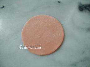 红面团擀成面片，压出圆形。