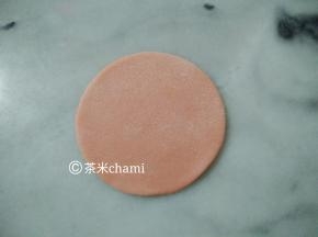 红面团擀成面片，压出圆形。