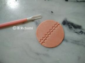 用图中的翻糖工具，压出波浪的花纹，一个圆形能做两个头发的面片。