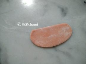 再把红面团擀平