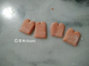 同样压出波浪花纹，再两个波浪为一组，切开。当娃娃的头盈。