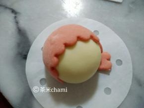 再把小块的波浪面块，粘在底下。