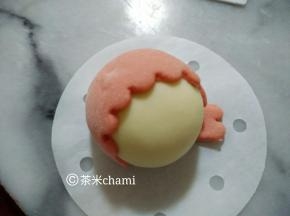 再把小块的波浪面块，粘在底下。