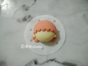 搓两个小白面团当耳朵。