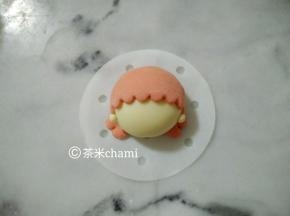 搓两个小白面团当耳朵。