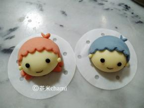 再搓上眼睛和嘴巴。
夏天室温发酵40分钟，
冬天烤箱30度发酵40分钟。