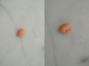 把黄豆大小的红面团，搓成椭圆，对中间切开，当做头发。