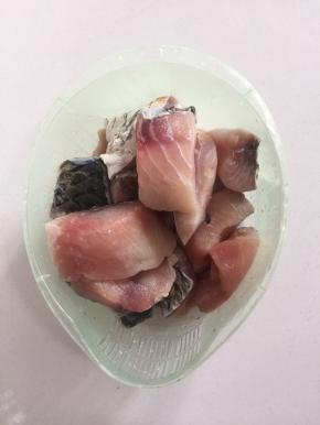 鱼块儿解冻后捞出沥干水分备用。（这个鱼块儿我提前用盐，料酒，生姜，淀粉腌制好了，放在冰箱冷冻保存着，吃的时候直接解冻即可哦！）