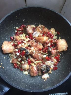 把鱼块儿拨到一边儿，放入花椒，生姜，蒜瓣，干辣椒爆香，翻炒均匀。