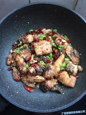 起锅前加入青尖椒圈儿颠锅翻炒均匀即可。