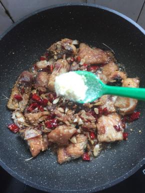 放入一勺鸡精颠锅。