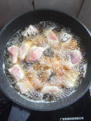 锅烧热倒入适量的油，放入鱼块儿中火慢慢的炸它。