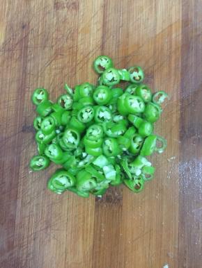 青尖椒去蒂清洗干净切成圈儿备用。