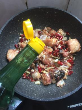 放入三勺香醋翻炒均匀。