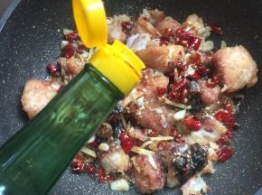 放入三勺香醋翻炒均匀。