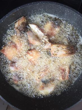 炸至鱼块儿呈金黄色即可。（想要更稣一点儿的也可以再复炸一次哦！）