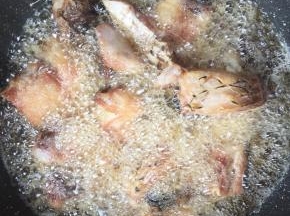 炸至鱼块儿呈金黄色即可。（想要更稣一点儿的也可以再复炸一次哦！）