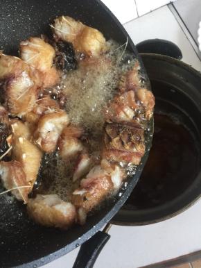 把多余的油倒出来，留少许底油即可。