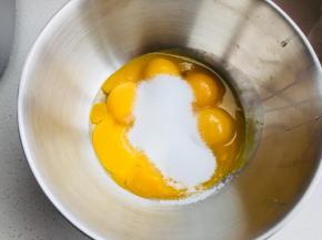 接下来做虎皮部分，蛋黄加入糖。打蛋器打至发白。