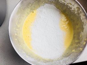 筛入15克玉米淀粉。翻拌均匀。