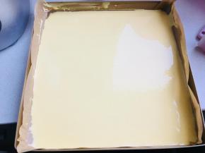 28烤盘放入油纸，油布，硅胶垫均可。将蛋黄糊倒入。抹平。