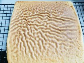 烤箱200度，烤7到12分钟，具体温度根据自己烤箱脾气酌情调节，观察上色。烤好摊凉。特别注意，要保持虎皮的湿度，干了一卷会裂开。