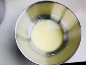 牛奶，玉米油充分搅打乳化。