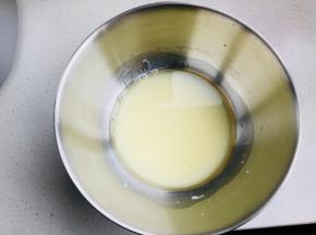牛奶，玉米油充分搅打乳化。