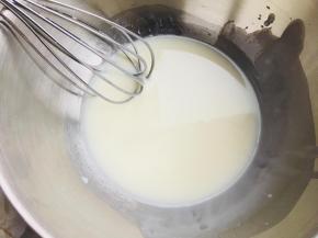 待表面没有油花，颜色发白，呈粘稠状，完成乳化。