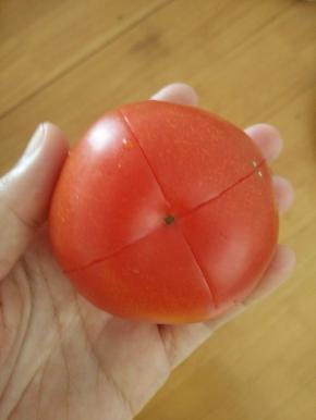 番茄顶部划个十字