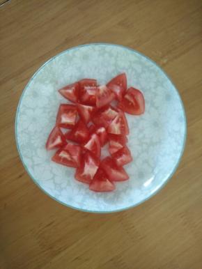 剥去外皮，切成小块。