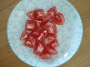 剥去外皮，切成小块。