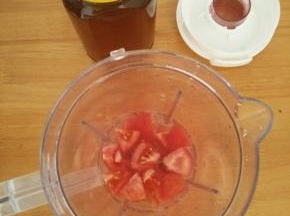 把番茄放入料理杯，加入适量凉白开和两勺蜂蜜。