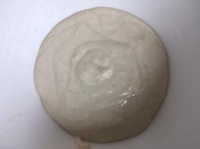 先来做酵头材料，天然酵种加入高筋面粉跟纯净水搅拌均匀，盖保鲜膜室温25-28间发酵