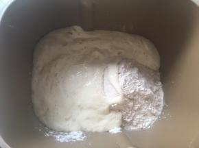加入发酵好的酵头材料，加冷水启动揉面程序活成面团