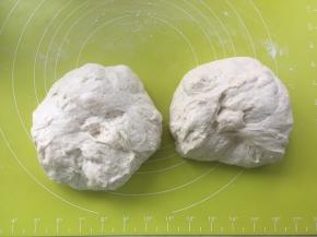 揉面垫上抹点油，将发酵好的面团取出，分成2等份